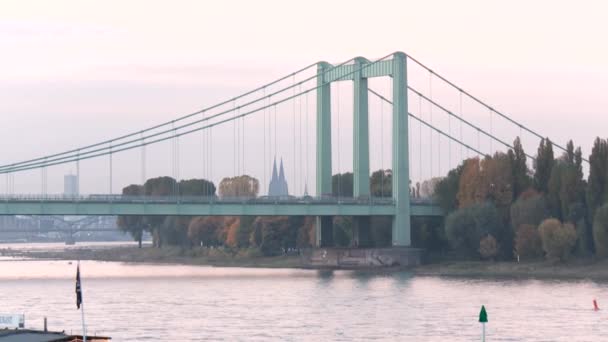 Köln med floden Rhen i Tyskland — Stockvideo