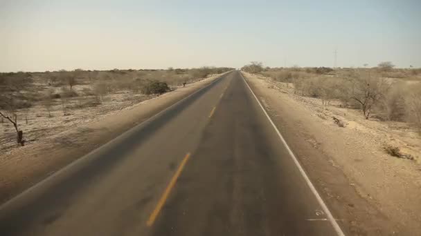 Condução no deserto — Vídeo de Stock