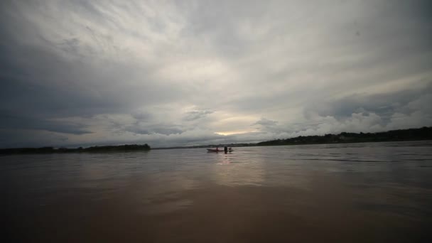 Passeio de barco no rio Amazonas — Vídeo de Stock