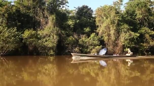 La gente viaja por el río Amazonas — Vídeos de Stock