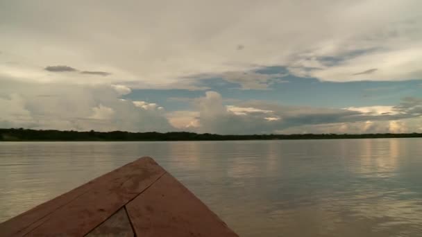 Поездка на лодке по Амазонке — стоковое видео