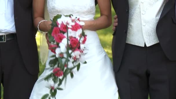 Pareja de boda con ramo — Vídeo de stock