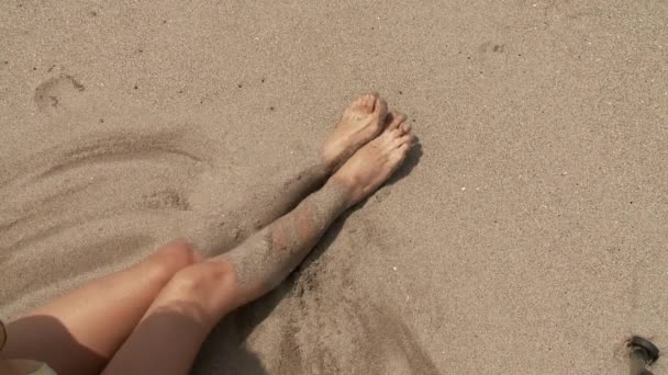 Γυναίκα που παίζει με την άμμο — Αρχείο Βίντεο