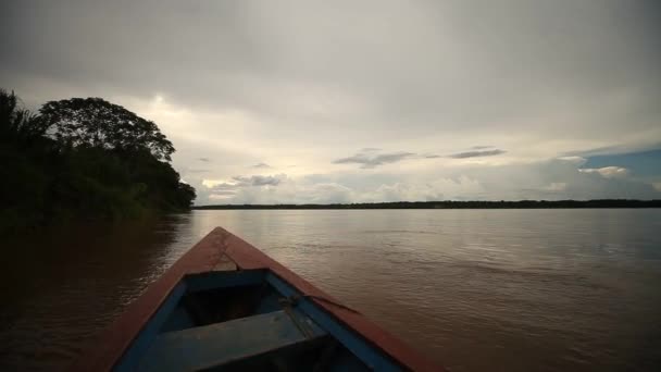 En el río Amazonas — Vídeo de stock