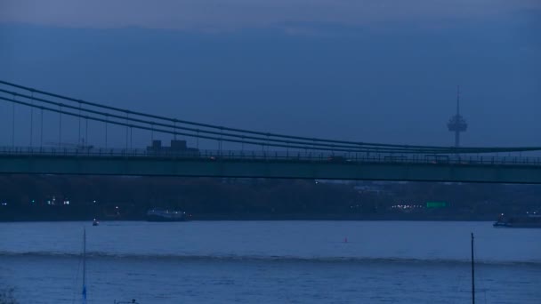 Keulen met de rivier de Rijn in Duitsland — Stockvideo