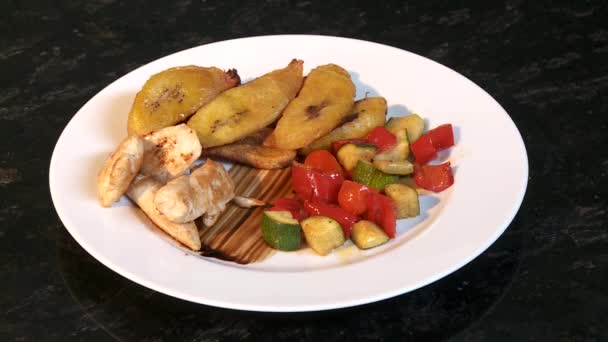 Plátanos fritos y ensalada — Vídeos de Stock