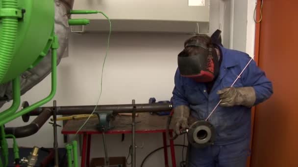 Worker welding — Stock Video