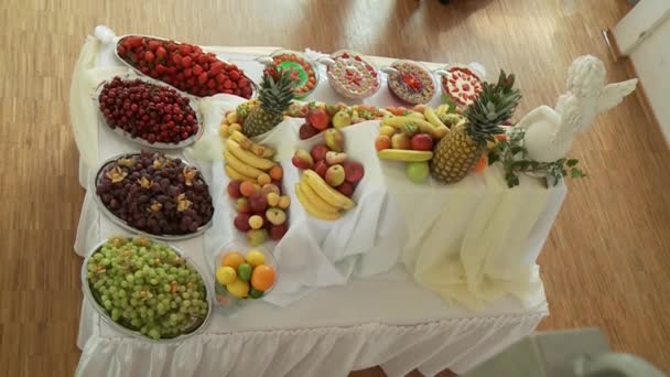 Frutas sobre la mesa — Vídeo de stock