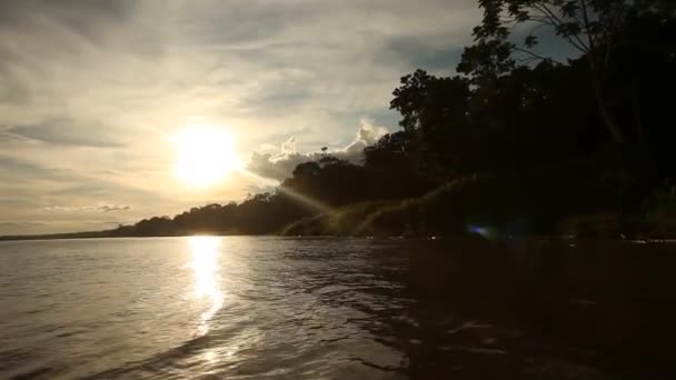 Paseo en barco por el río Amazonas — Vídeo de stock