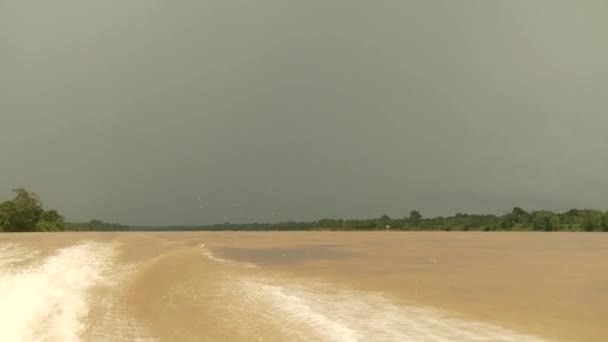 Paseo en barco por el río Amazonas — Vídeo de stock