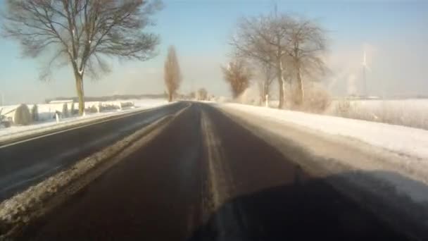 Conducir en el paisaje de nieve — Vídeo de stock