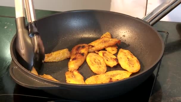 Cozinhar alimentos — Vídeo de Stock