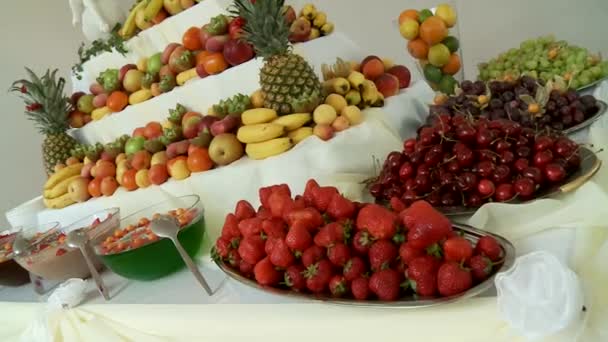 Frutas sobre la mesa — Vídeo de stock