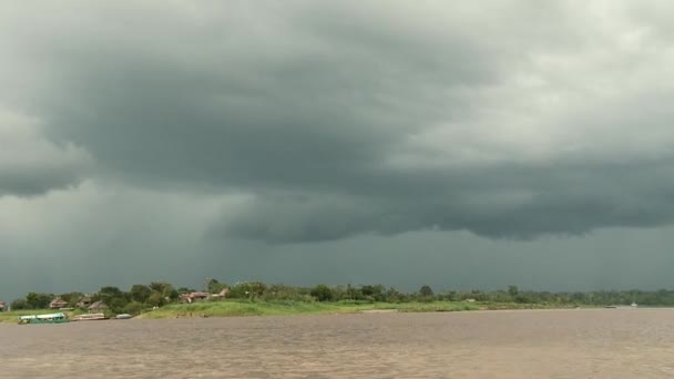 Paseo en barco por el río Amazonas — Vídeos de Stock