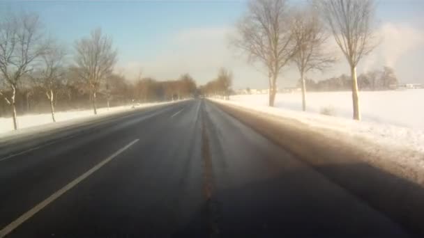 Conducir en el paisaje de nieve — Vídeo de stock