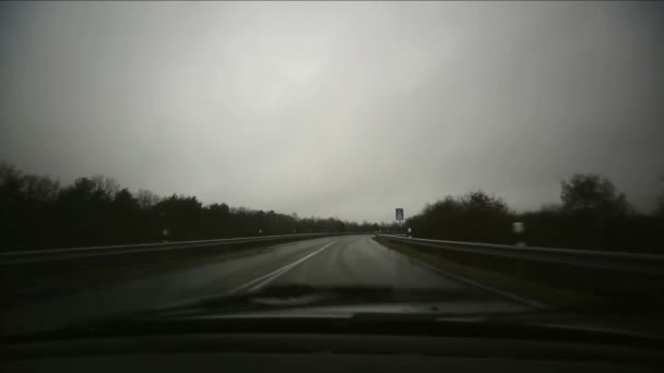 Voiture de conduite sur la route — Video