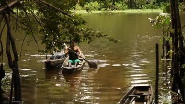 Lidé cestují na řece amazon — Stock video
