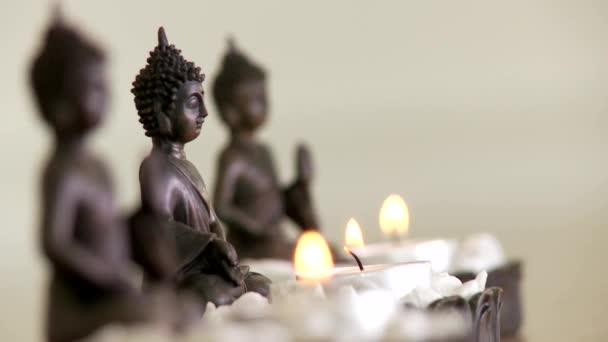 Buddah estatuetas com velas — Vídeo de Stock