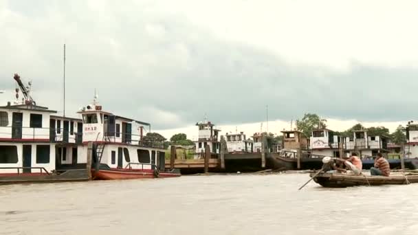 Ciudad de Iquitos desde la costa — Vídeos de Stock