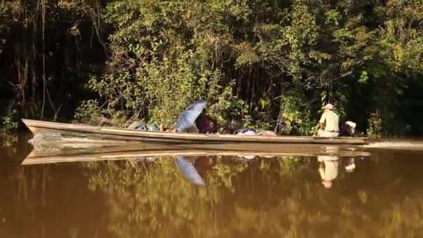 Le persone viaggiano sul Rio delle Amazzoni — Video Stock