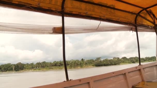 Perjalanan dengan perahu di sungai Amazon — Stok Video