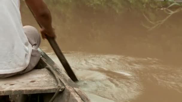 Envío en el río Amazonas con canoa — Vídeo de stock