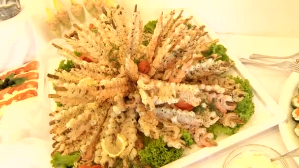 Buffet con gamberetti di mare — Video Stock