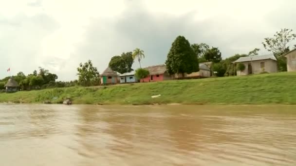 Båttur på floden Amazonas — Stockvideo