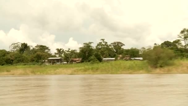 Výlet lodí na řeky Amazonky v Jižní Americe, Peru — Stock video