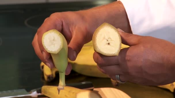 Chef sosteniendo mitades de plátanos — Vídeo de stock