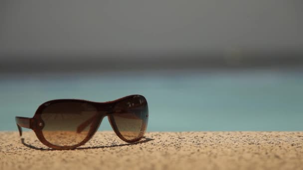 Сонцезахисні окуляри в басейні — стокове відео