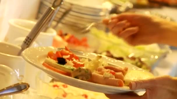 Os hóspedes do restaurante selecionam comida de um buffet — Vídeo de Stock