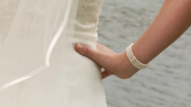 Noiva com o vestido de casamento — Stockvideo