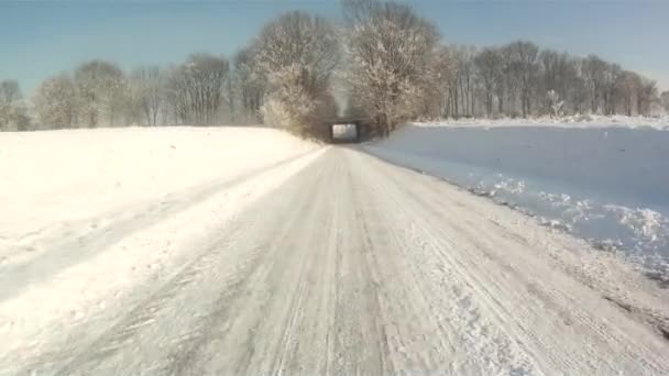 Conducir en el paisaje de nieve — Vídeos de Stock