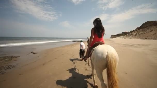 Женщина верхом на лошади — стоковое видео