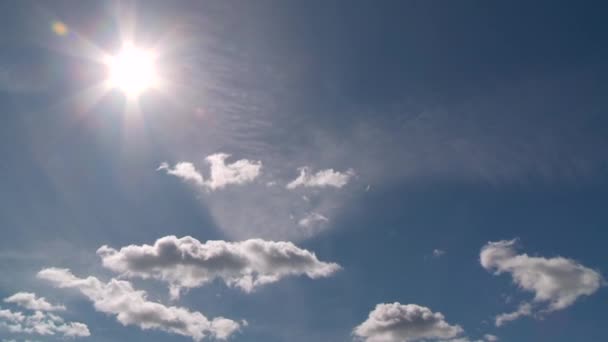 Videomaterial, Zeitraffer von Wolken mit Sonne — Stockvideo