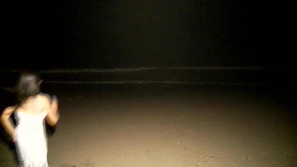 Donna di notte sulla spiaggia — Video Stock