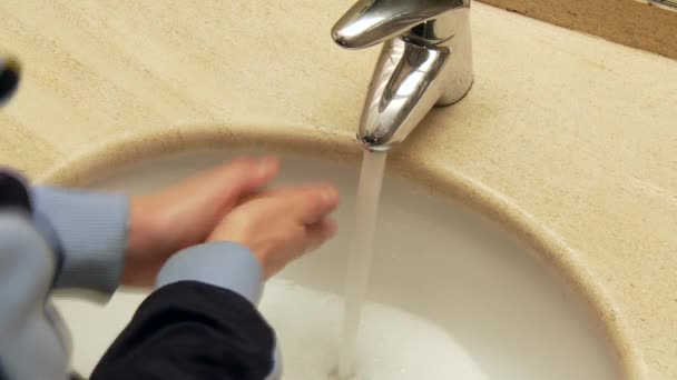 Handen wassen voor mannen — Stockvideo