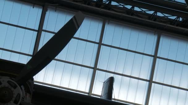 Hélice de aeronaves en el hangar — Vídeos de Stock