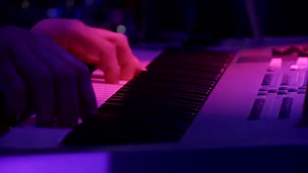 Клавишник на концерте — стоковое видео