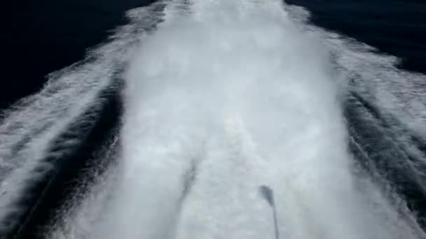 Vawes mar na parte de trás do barco à vela — Vídeo de Stock