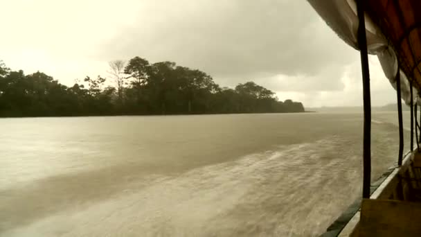 Paseo en barco por el río Amazonas — Vídeo de stock