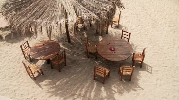 海滩上的桌子和椅子 — 图库视频影像
