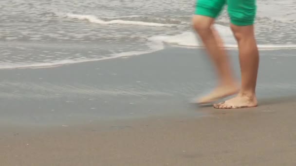 Frau läuft am Strand entlang — Stockvideo