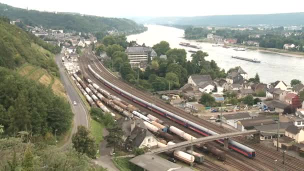 Träna nära floden rhein — Stockvideo