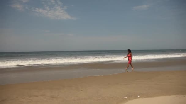 Mujer latina en la playa — Vídeos de Stock