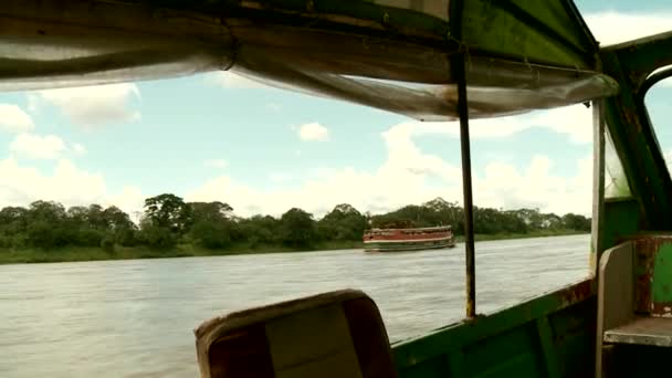 Envío en el río Amazonas con barco de velocidad — Vídeo de stock