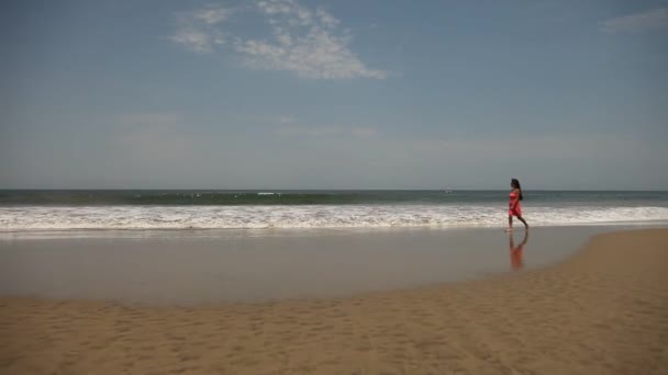 Mulher latina na praia — Vídeo de Stock