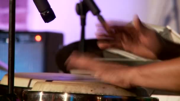 Jonge man bespelen van drums — Stockvideo