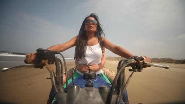 Женщина водит квадроцикл по пляжу — стоковое видео